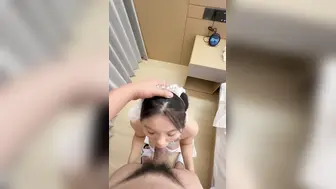 素人蜂腰蜜桃臀反差母狗被金主牵狗猛操